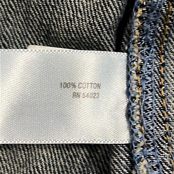 Old Navy Large jean jacket. Excellent used condition. 100% cotton. Med/dark blue - Picture 9 of 10